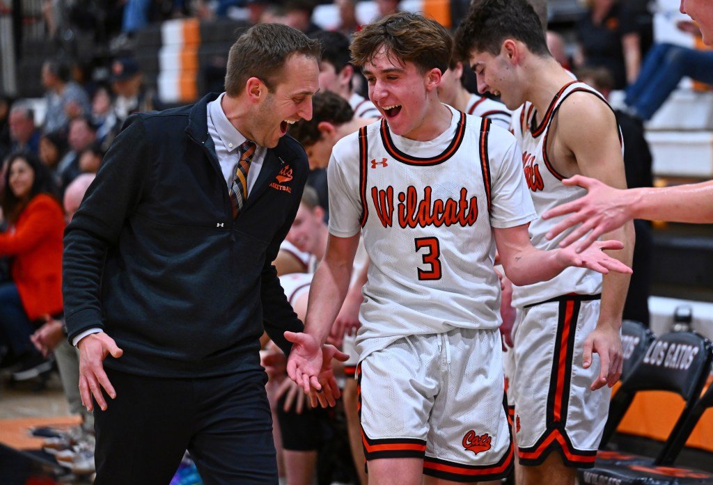 लॉस गॅटोस मुलांचा बास्केटबॉल सीसीएस चॅम्पियनशिपमध्ये परतला आणि कार्लमाँटला हरवले