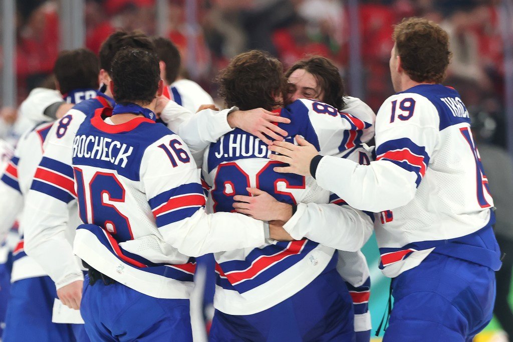 ऑलिम्पिक सुवर्णपदकासाठी यूएसएने कॅनडाचा पराभव केल्याने मॅक्लीनने ह्यूजेसचा गोल साजरा केला