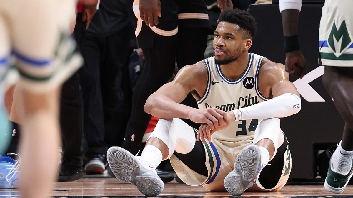 डॉलरचे घड्याळ वाजले म्हणून जियानिसने मौन तोडले: ‘मला येथे रहायचे आहे – पण मला जिंकायचे आहे’: | NBA बातम्या