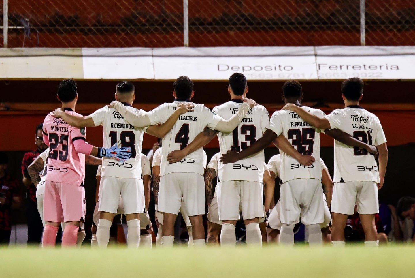 अलाजुलेन्सला माहित आहे की पंटारेनासमध्ये शौचालय कोणी तोडले आणि तो त्याच्याशीही असेच करेल