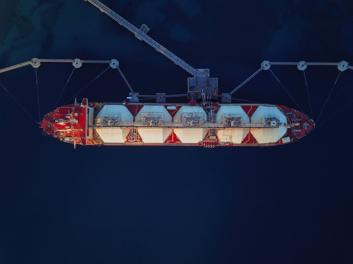 मध्यपूर्वेतील युद्धामुळे नैसर्गिक वायूची लढाई होते: एलएनजी टँकर्स मार्ग बदलतात आणि आशियाकडे जातात | आर्थिक बाजार