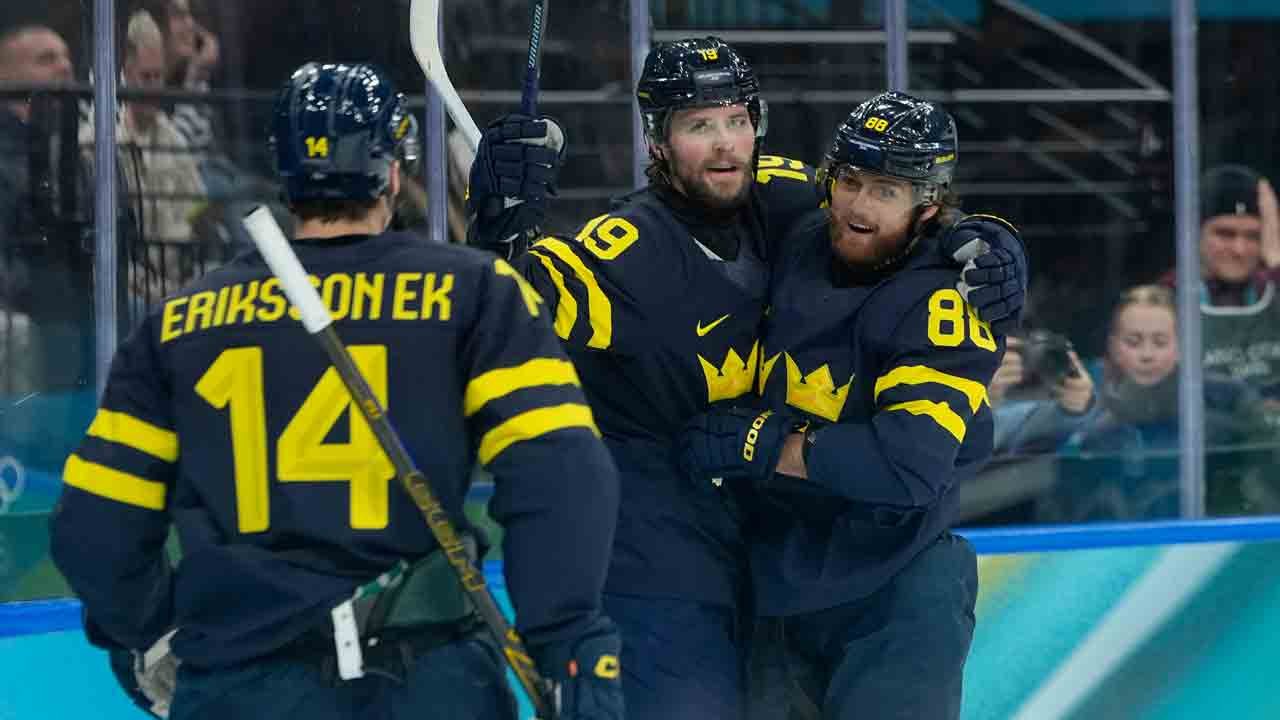 स्वीडनने लॅटव्हियाचा पराभव केला आणि ऑलिम्पिक उपांत्यपूर्व फेरीत युनायटेड स्टेट्सबरोबर तारीख निश्चित केली