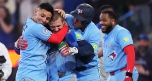 वर्षाच्या ग्रँड स्लॅमने Blue Jays ला त्यांना नितांत गरज असलेला विजय मिळवून दिला
