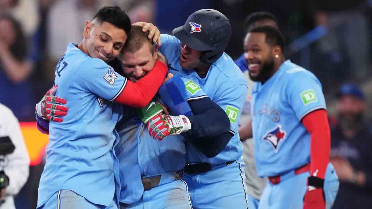 वर्षाच्या ग्रँड स्लॅमने Blue Jays ला त्यांना नितांत गरज असलेला विजय मिळवून दिला