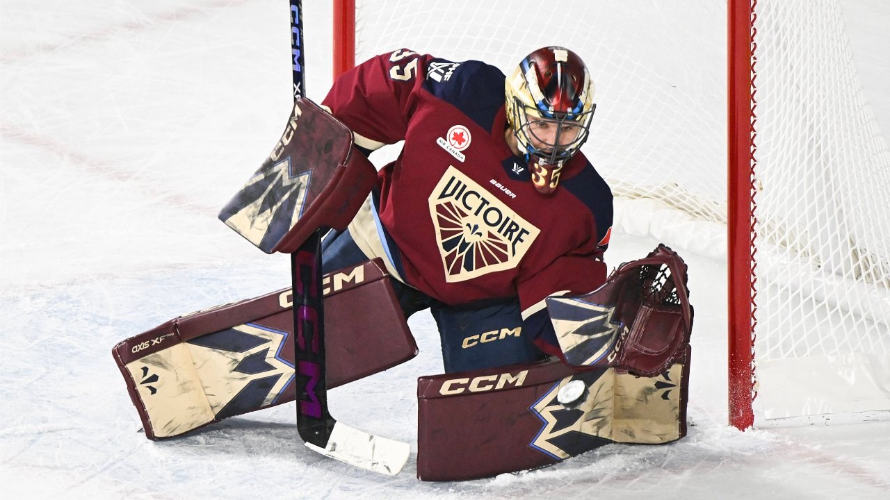 डेबियन्सने 34 शॉट्स ब्लॉक केले आणि ऑलिम्पिक ब्रेकनंतर पहिल्या सामन्यात व्हिक्टोयरने सायरन्सचा पराभव केला