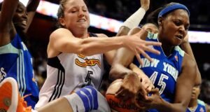 दोन वेळची डब्ल्यूएनबीए चॅम्पियन कारा ब्रॅक्सटन हिचा कार अपघातात वयाच्या 43 व्या वर्षी मृत्यू झाला आहे.