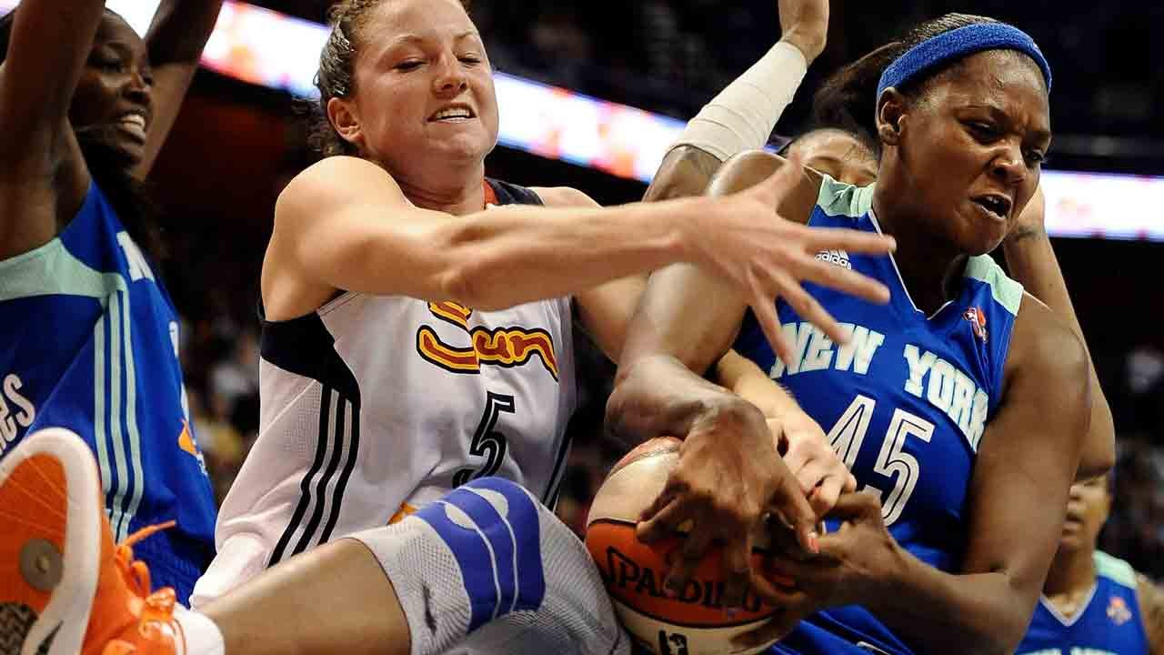 दोन वेळची डब्ल्यूएनबीए चॅम्पियन कारा ब्रॅक्सटन हिचा कार अपघातात वयाच्या 43 व्या वर्षी मृत्यू झाला आहे.