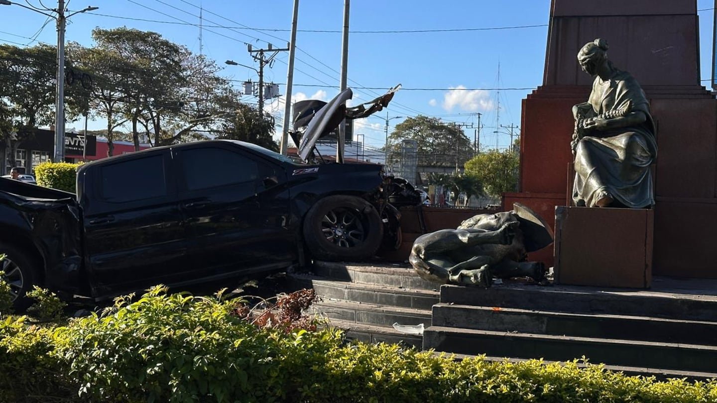 लिओन कोर्टेसच्या पुतळ्याला धडकलेल्या कारमध्ये आश्चर्यकारक तपशील आहेत