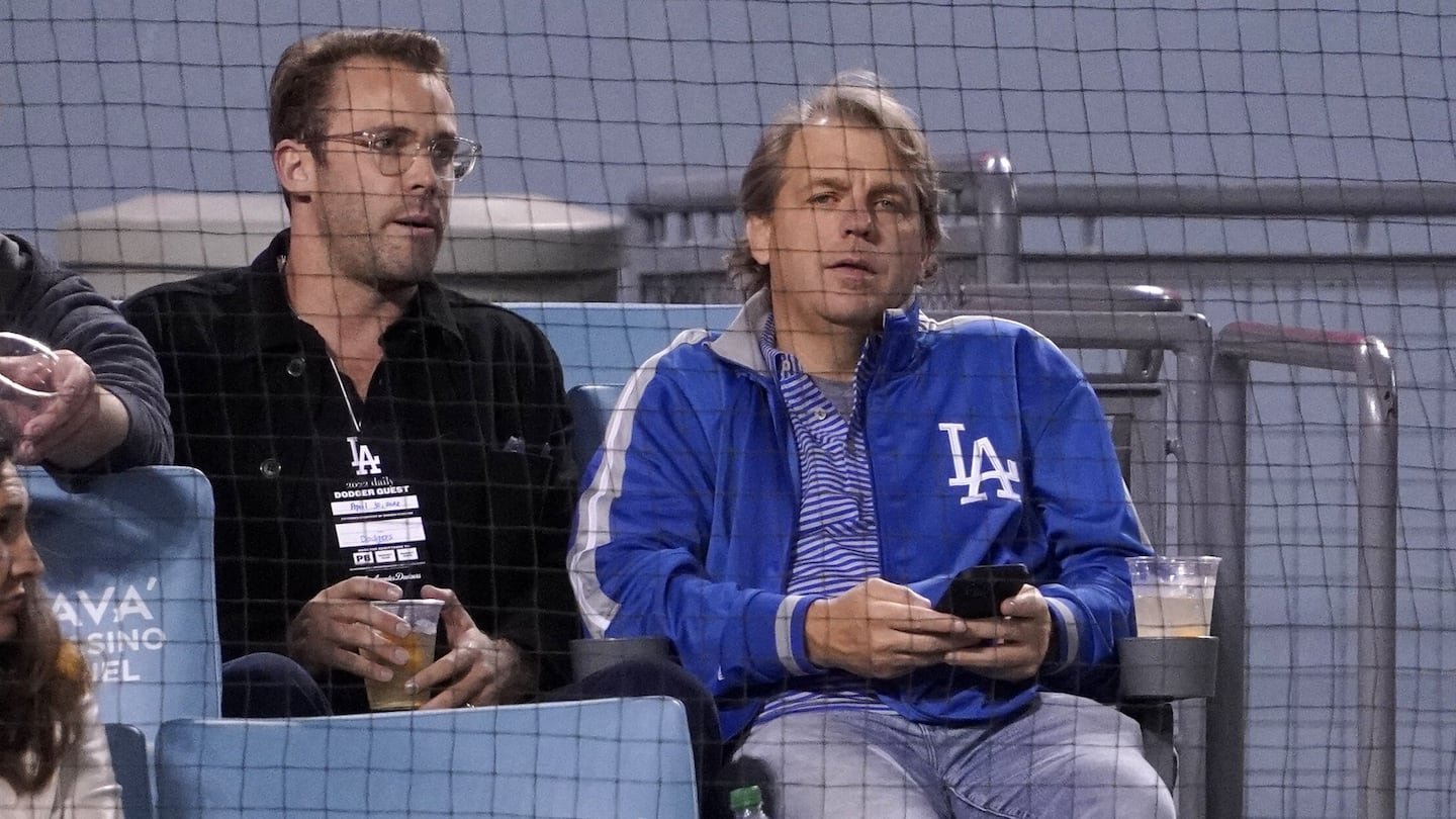 चेल्सीचा अब्जाधीश मालक कोस्टा रिकामध्ये राहणार आहे आणि तो त्याच्या यॉटवर पोहोचण्याचा मार्ग प्रभावी आहे