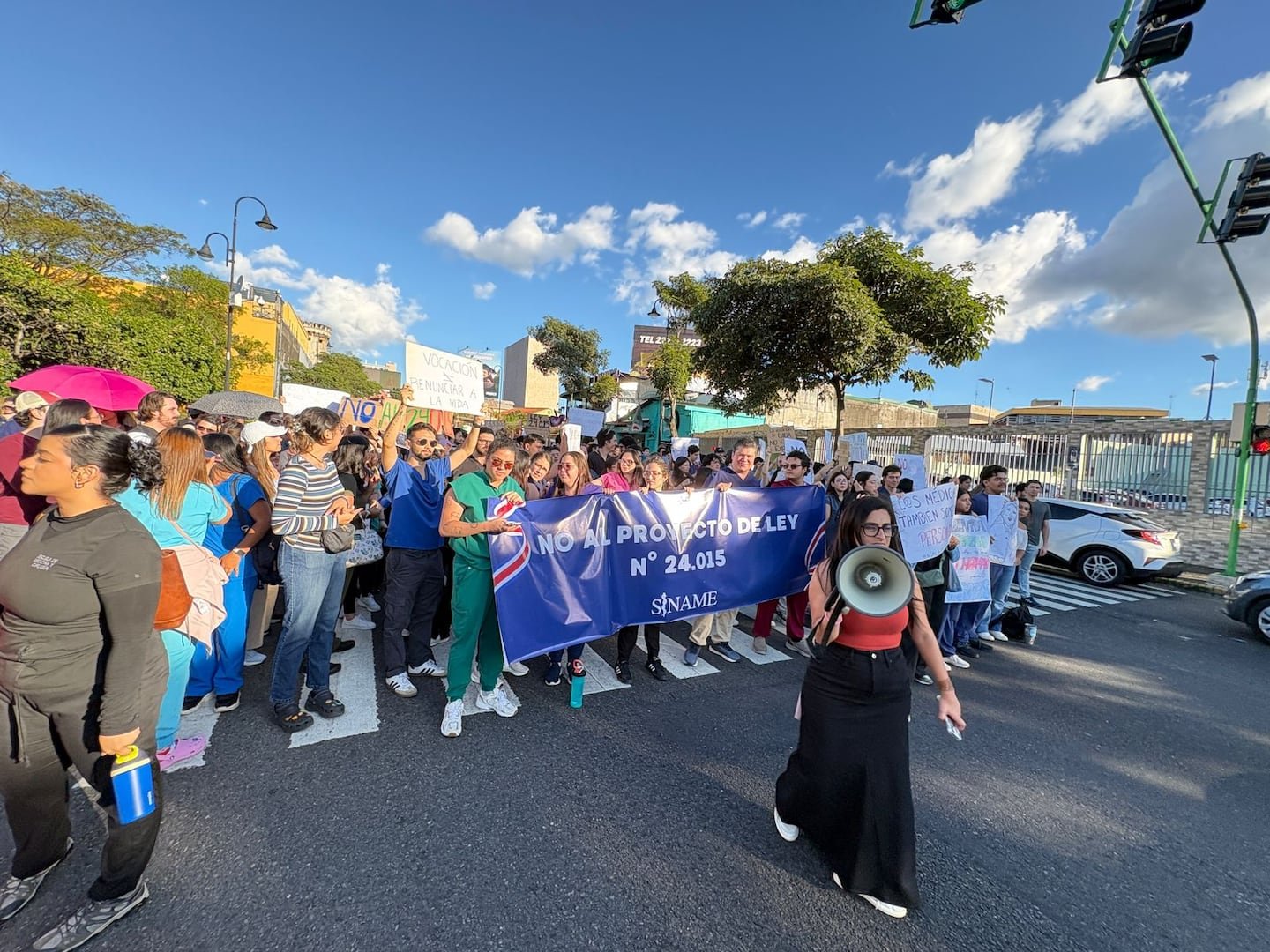 डॉक्टर पुढाकार नाकारतात, ते म्हणतात, त्यांच्या अधिकारांचे उल्लंघन करतात