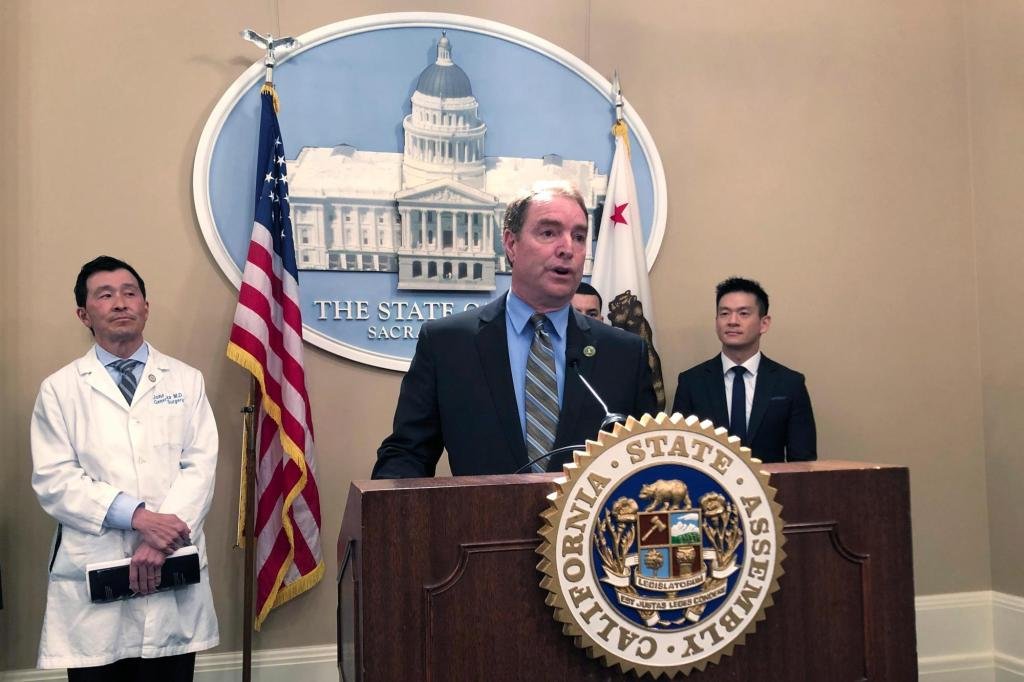 बहुराष्ट्रीय कॉर्पोरेशन्सवर कर भरल्याने कॅलिफोर्नियाची बजेट तूट दूर होऊ शकते का? शक्यता नाही