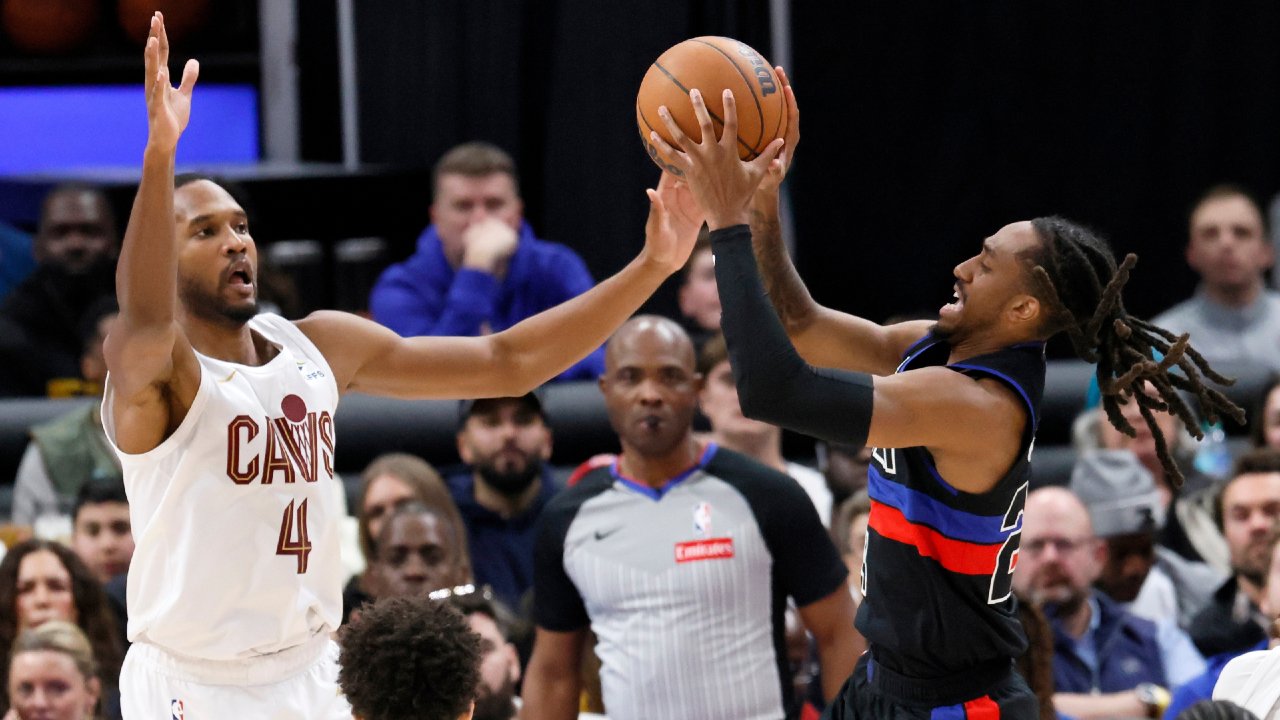 पॉवर वाढल्यानंतर जोरात हॉर्न तिसऱ्या तिमाहीत पिस्टन परत कॅव्हलियर्सकडे धरतो