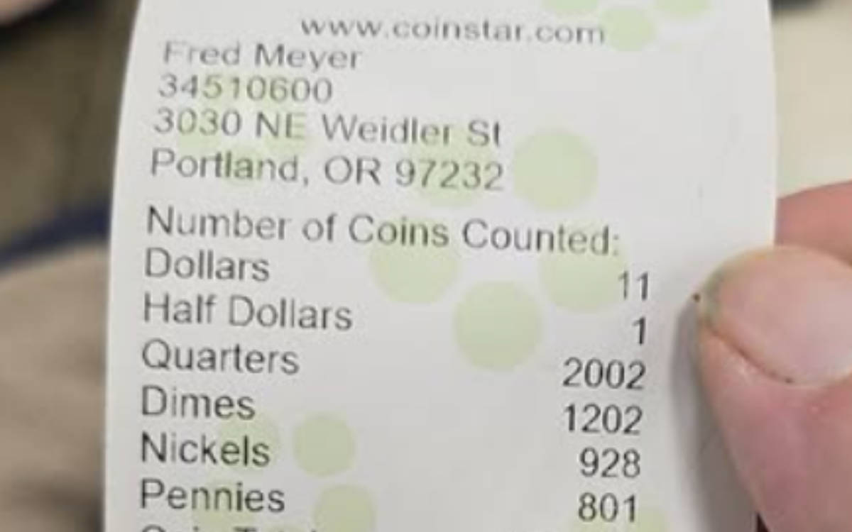 माणूस 10 वर्षांनंतर पिगी बँक रिकामी करतो – त्याने किती बचत केली आहे यासाठी तयार नाही