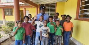 एकसमान गस्त सॅन सॉवेर प्रायमरी मधील विद्यार्थ्यांशी संलग्नता वाढवते