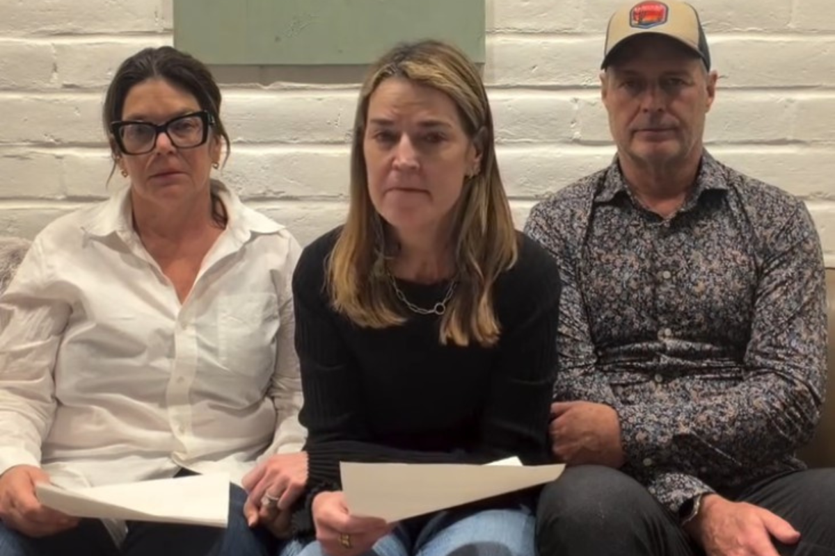 सवाना गुथरी आईचा शोध सुरू ठेवत असताना खंडणीच्या नोटला संबोधित करते