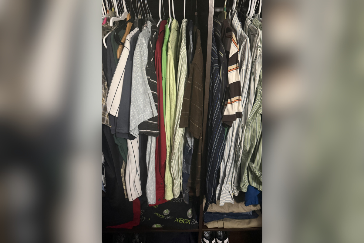 2005 पासून लोक समान कपडे परिधान करत आहेत, इंटरनेटने हृदयस्पर्शी सिद्धांतांसह प्रतिसाद दिला