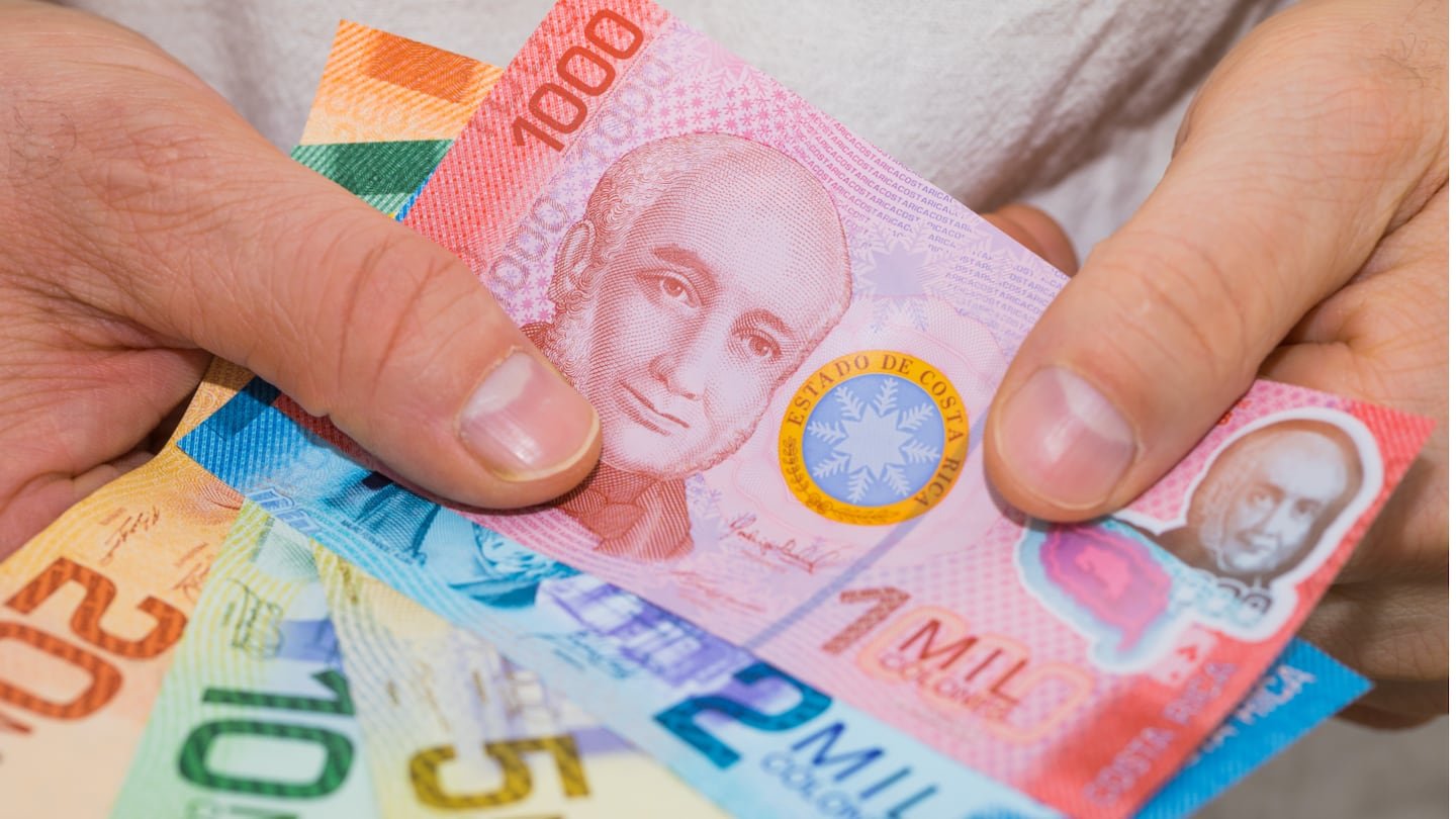 ज्या महिलेचे खाते चोरीला गेले त्या महिलेने साजरे केले की बँकांनी आता चोरीचे पैसे बदलले पाहिजेत