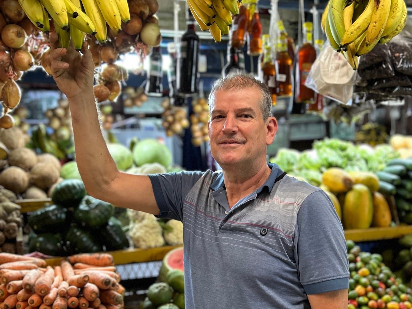 हेरेडिया मार्केटमधील एक विक्रेता त्याच्या स्टॉलमध्ये “खजिना” ठेवतो जो ग्राहकांना आश्चर्यचकित करतो