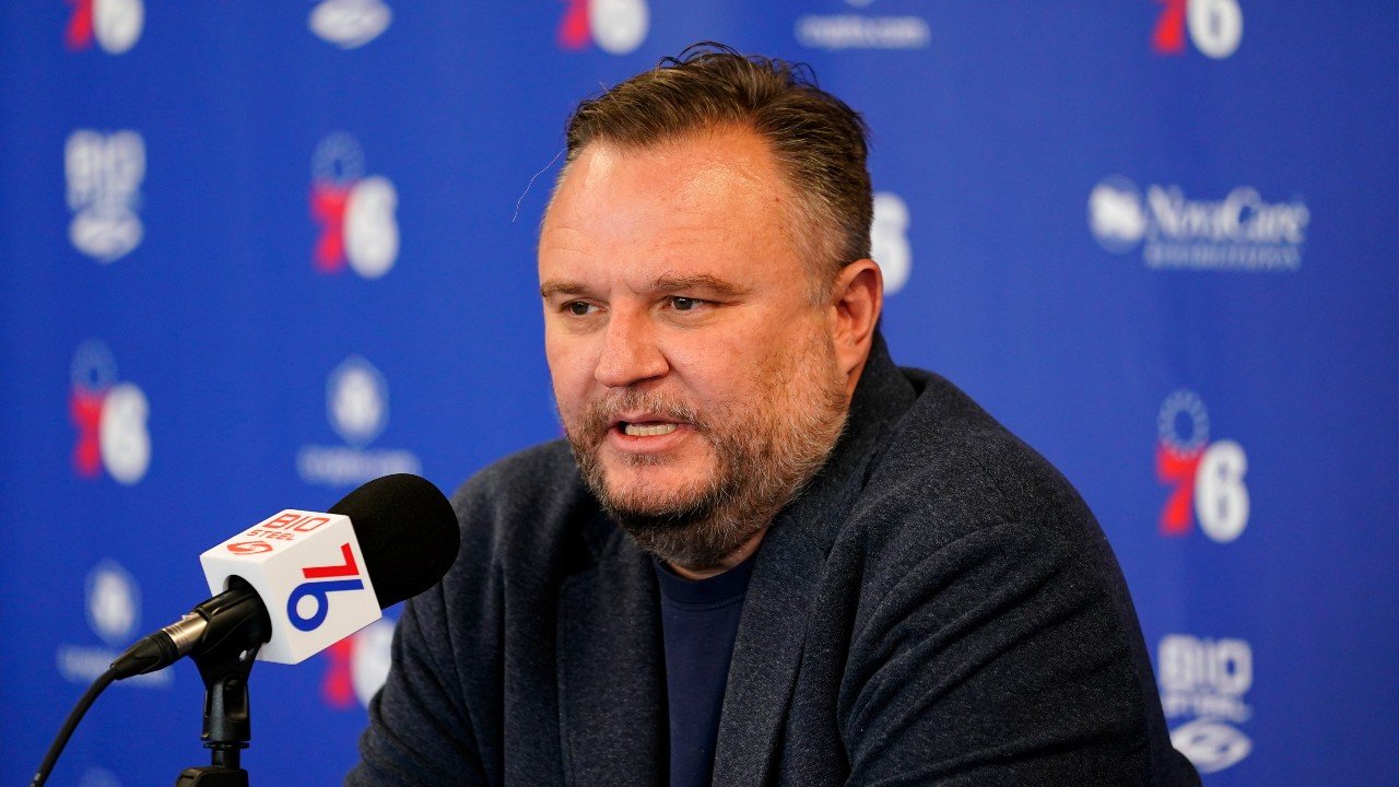 76ers बास्केटबॉल ऑपरेशन्सचे अध्यक्ष डॅरिल मोरे यांच्याशी विभक्त होत आहेत