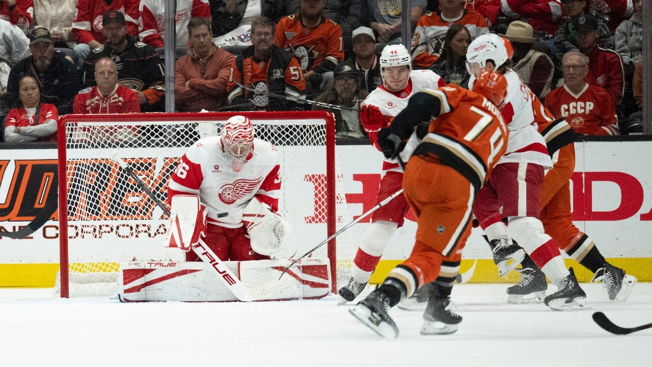 Detroit-Red-Wings-goaltender-John-Gibson-36-blocks-the-shot-by-Anaheim-Ducks-defenseman-Ian-Moore-74.jpg