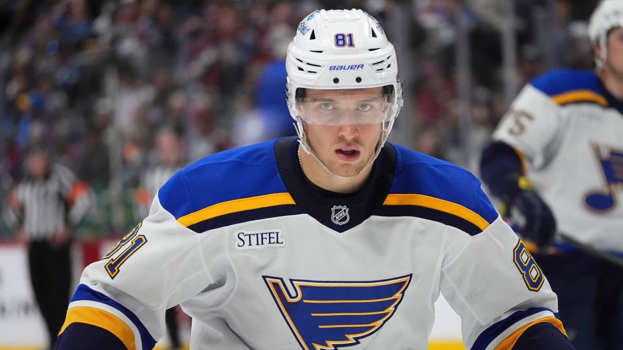 ब्लूज जखमी राखीव पासून Dylan Holloway सक्रिय