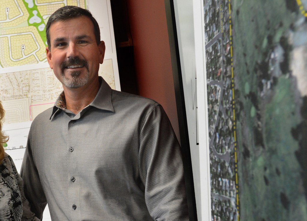 आरोपी गृहनिर्माण करणाऱ्यांचे म्हणणे आहे की कॉफी मग मध्ये $5,000 लाच नाही