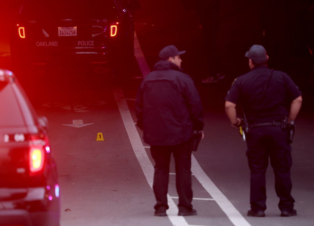 त्याच्या वडिलांनी असेच नशीब भोगल्यानंतर 22 वर्षांनंतर त्याला पूर्व ओकलँड सेटअपमध्ये लुटले आणि मारण्यात आले.