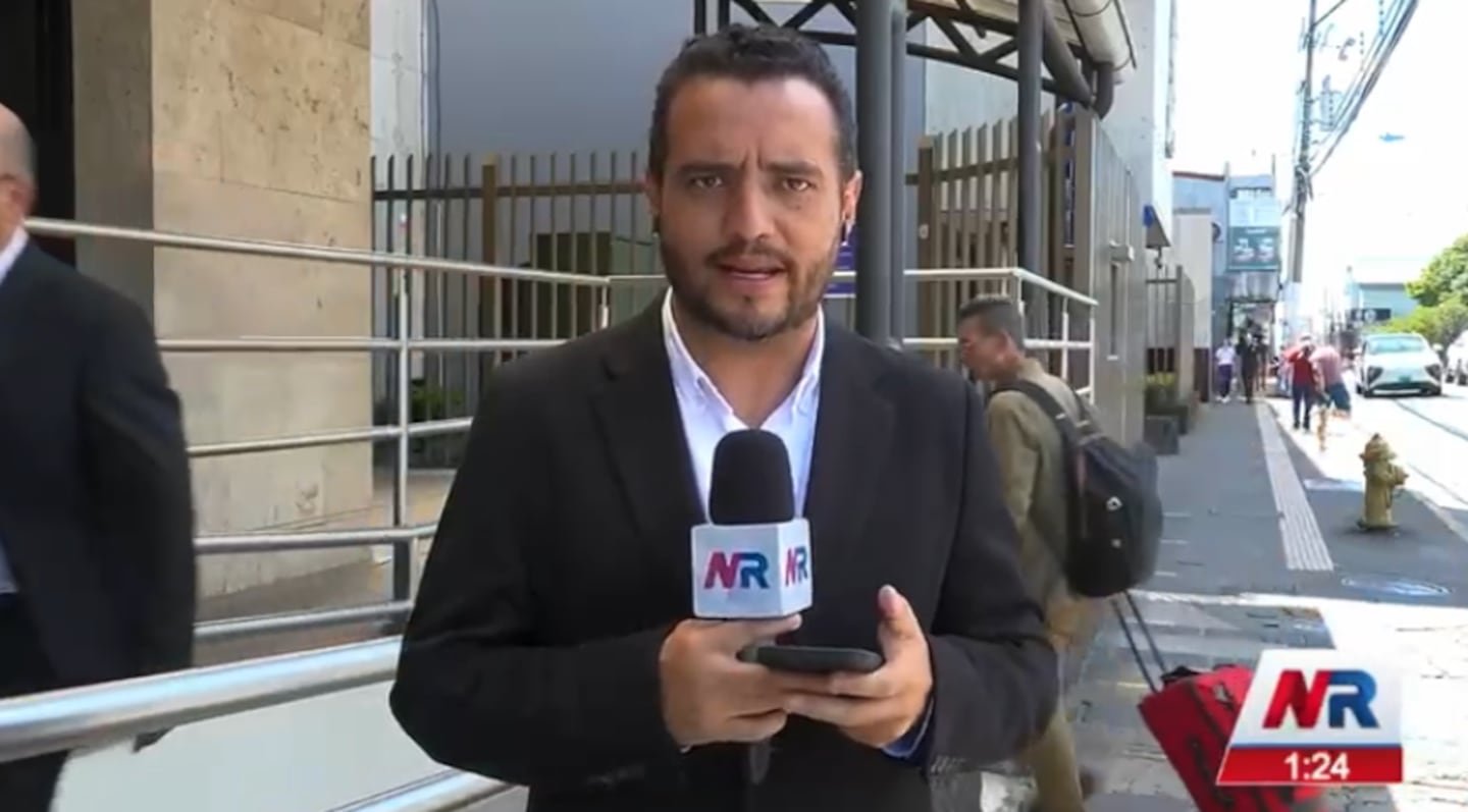 रिपोर्टर न्यूज रिपोर्टर एक रोमांचक आणि त्रासदायक क्षण जगतो: “आम्हाला येथे एक समस्या आहे”