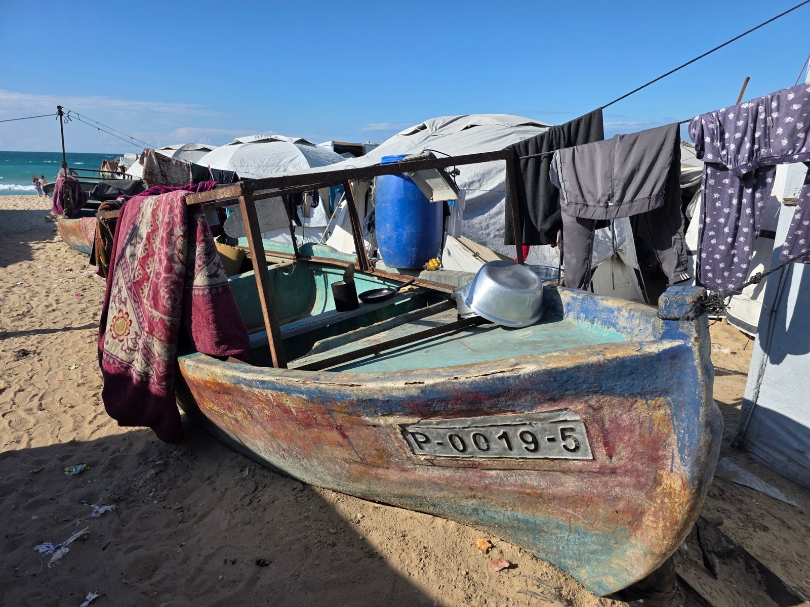 गाझाजवळ इस्रायल-नियंत्रित पाण्यात पॅलेस्टिनी लोकांचा जीव धोक्यात घालून मासे मारण्यासाठी इस्त्रायल-पॅलेस्टिनी संघर्षाच्या बातम्या