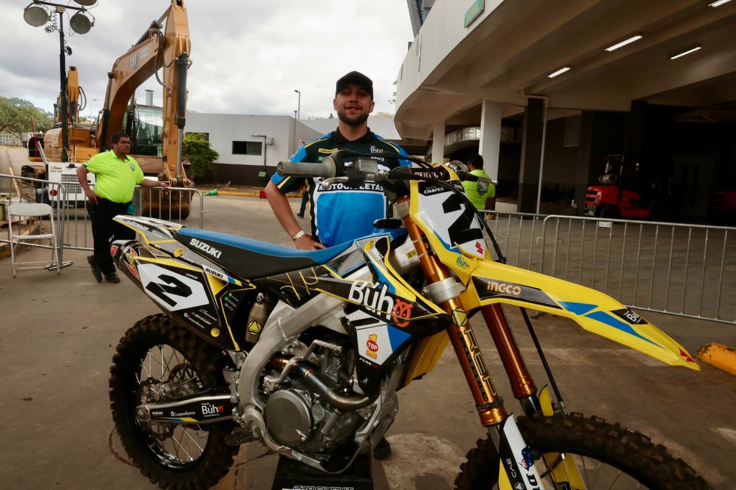 वयाच्या ५ व्या वर्षी त्यांनी त्याला मोटारसायकल दिली आणि आज तो त्याच्या पिवळ्या “योद्धा” सोबत मोटरसायकल चालवण्याच्या प्रमुख श्रेणीत स्पर्धा करतो.