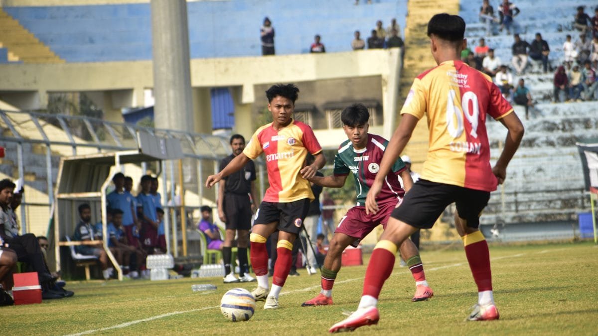 लाल आणि सुवर्ण गर्जना: RFDL डर्बीमध्ये ईस्ट बंगालने मोहन बागानला 2-0 ने हरवले | फुटबॉल बातम्या