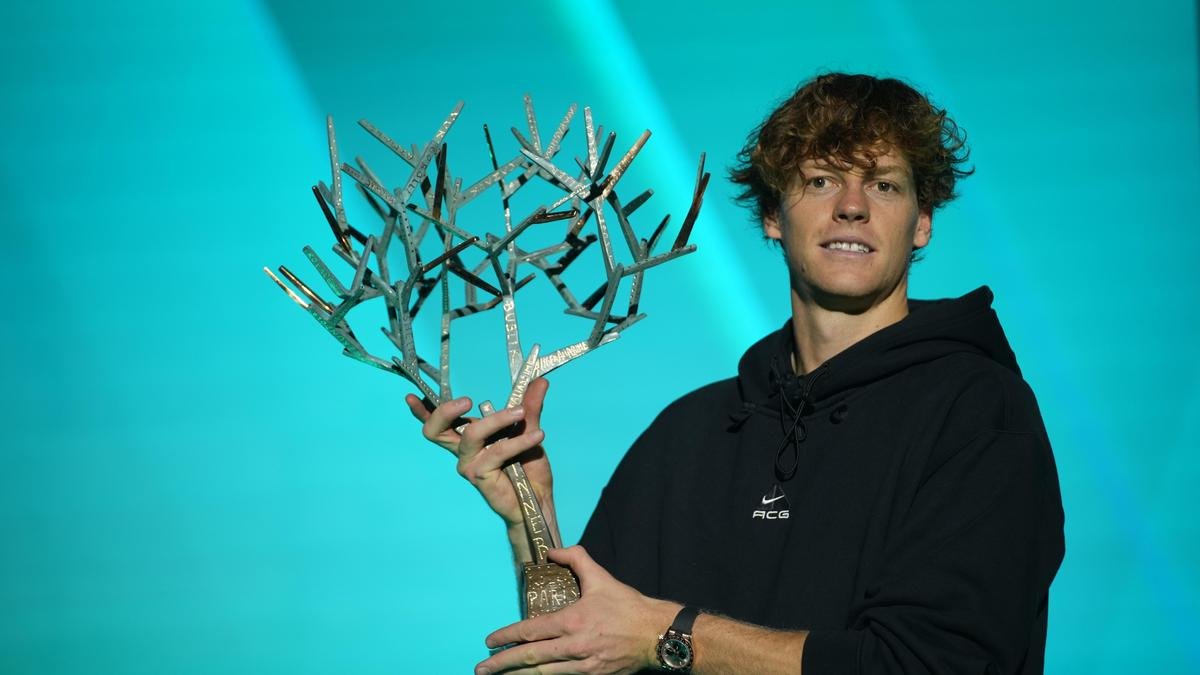 पॅरिस मास्टर्सच्या फायनलमध्ये ऑगर-अलियासिमचा पराभव करून सीनाने पुन्हा नंबर 1 रँकिंग मिळवले.