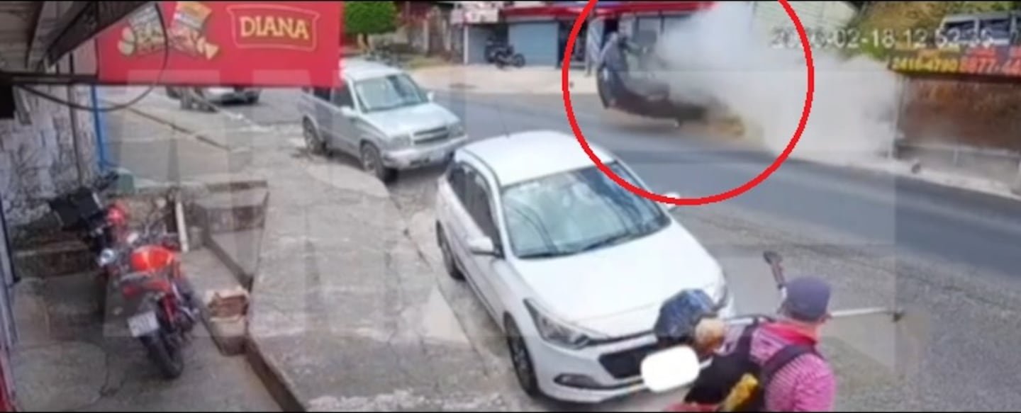 धक्कादायक व्हिडीओमध्ये पुरस्कल येथे भयानक कार पलटी होऊन तीन जण जखमी झाले आहेत