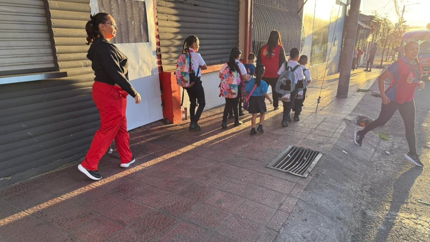 फादर सर्जिओ व्हॅल्व्हर्डे त्यांच्या 25 “मुलांना” घरे किंवा कुटुंबांशिवाय वर्गात पाठवतात.