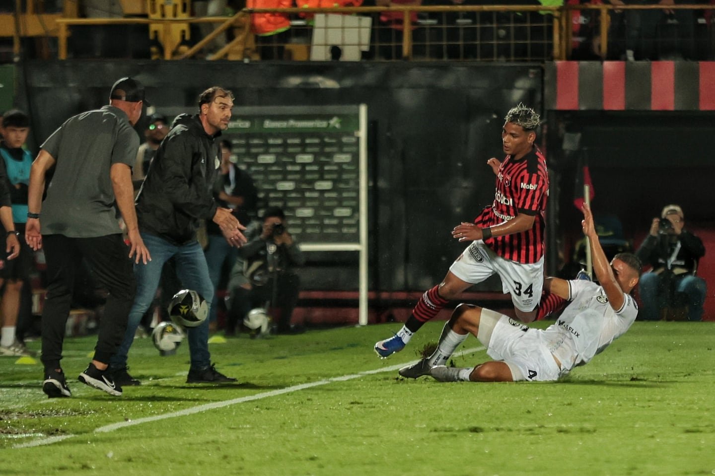 आंद्रेस केरेविच मोरेरा सोटोला परतला आणि लीगच्या हृदयावर धडकला