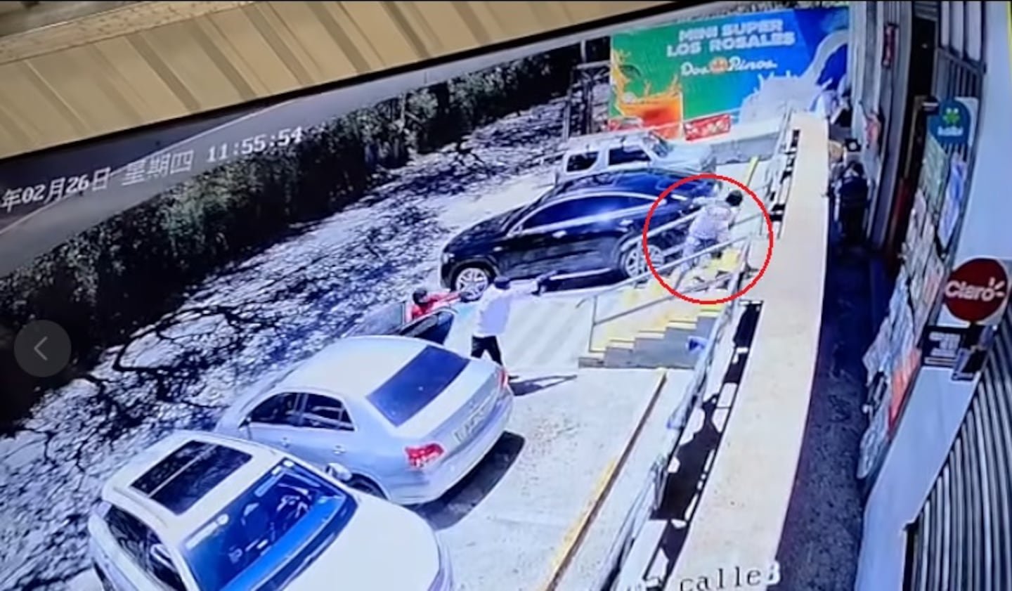 OIJ ने एका कन्व्हिनियन्स स्टोअर ग्राहकाची ओळख उघड केली आहे ज्याची खरेदी करताना हिटमनने हत्या केली होती