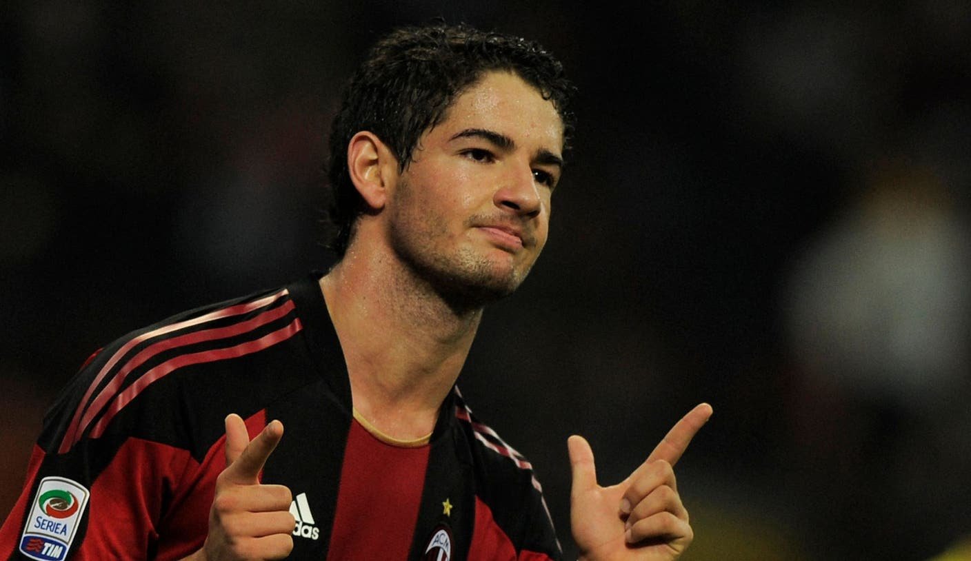 माजी एसी मिलान, ब्राझीलचा स्टार अलेक्झांड्रे पॅटो कोलचेस्टर युनायटेड विकत घेण्यासाठी चर्चेत आहे