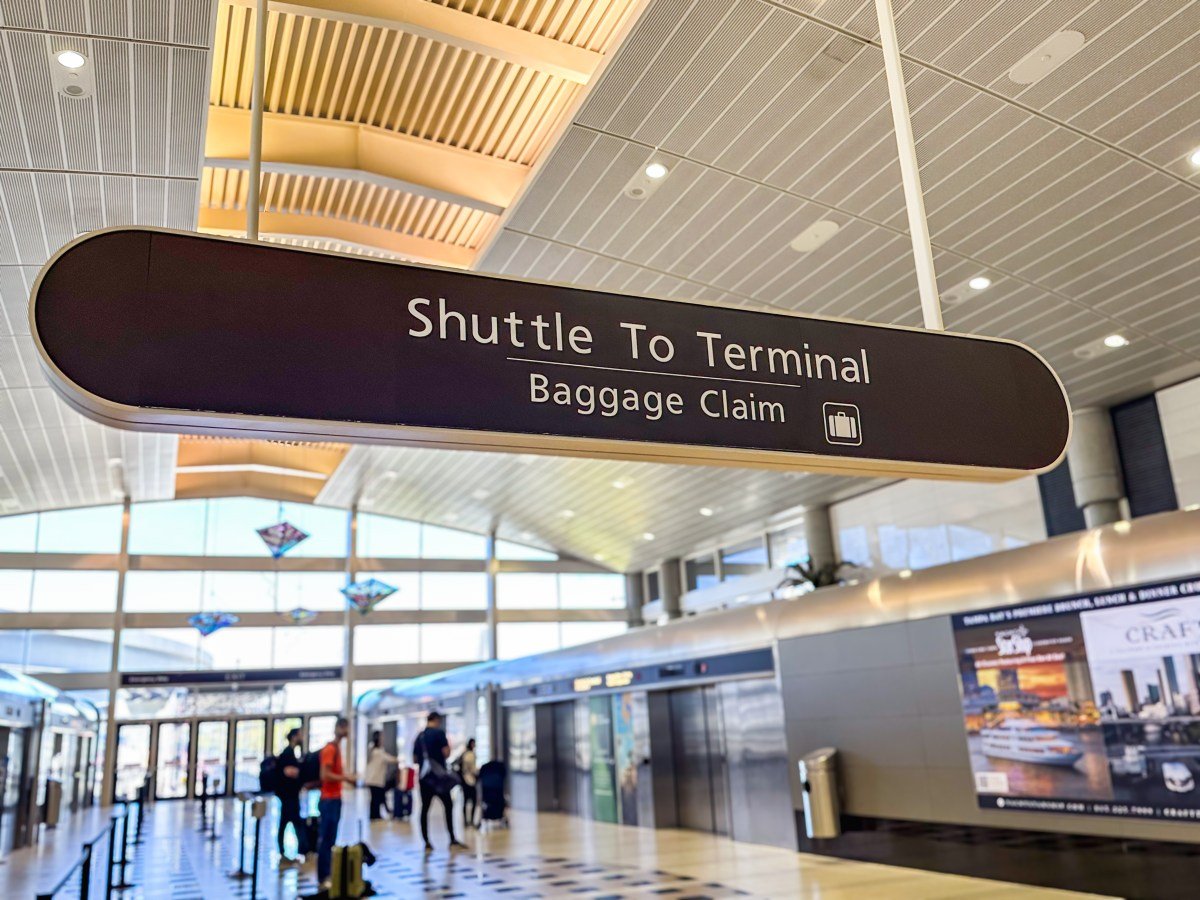 टँपा विमानतळावर क्रोक्स, पायजमा बंदी आहे का? भाषणानंतर काय कळायचे