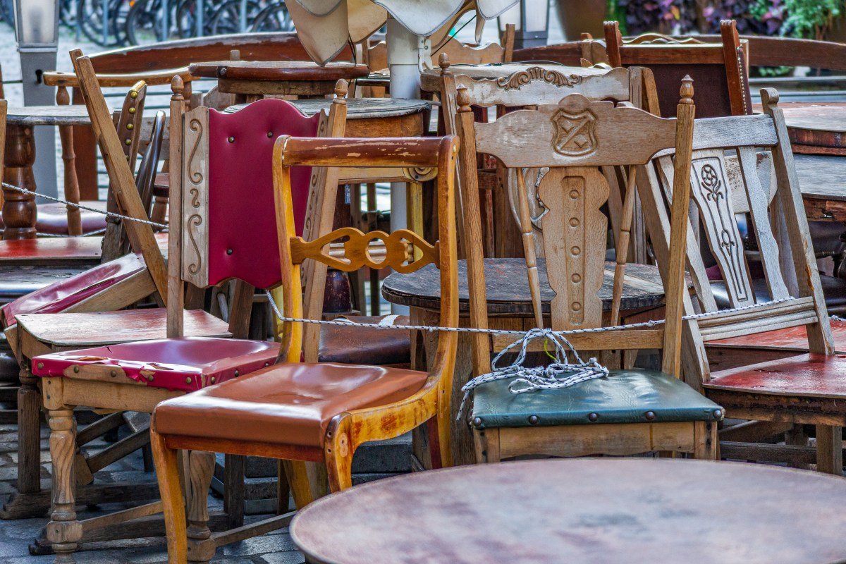 गुडविल चोराला लाकडी खुर्ची सापडली, नोट खाली काय म्हणते ते तयार नाही