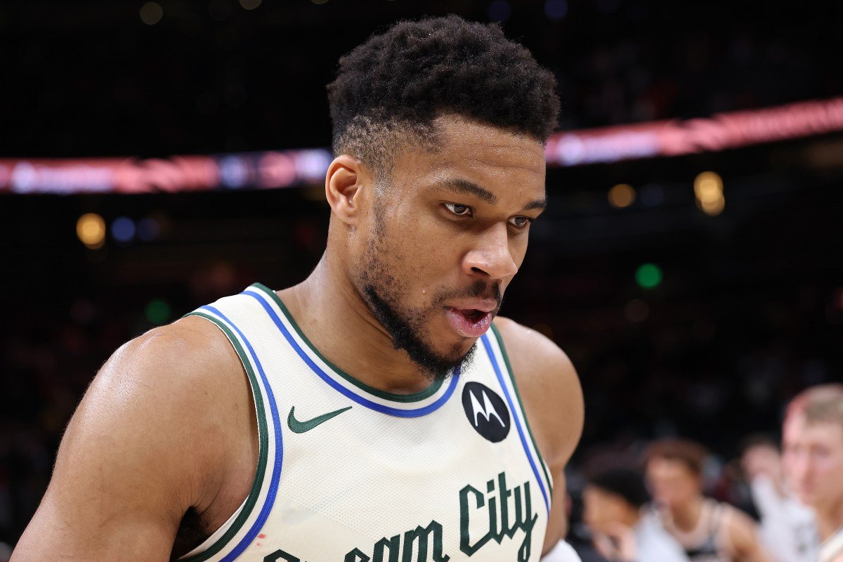 Giannis Antetokounmpo साठी व्यापार चर्चेत दोन NBA संघ ‘नेक-अँड-नेक’