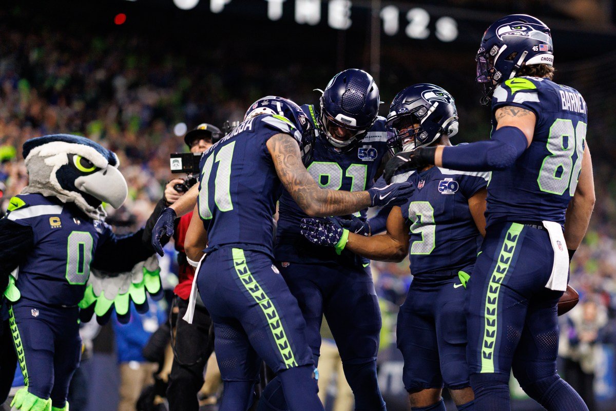 आज फुटबॉल गेम्स: टीव्हीवर कॉलेज किंवा एनएफएल गेम्स आहेत का?