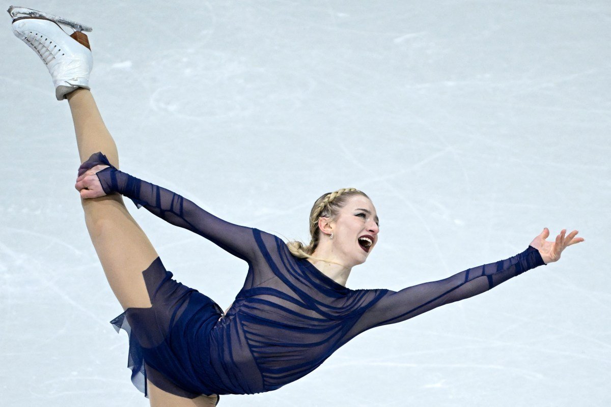 एम्बर ग्लेनने कॅमेराला रडणाऱ्या ऑलिम्पियनचे चित्रीकरण करण्यापासून रोखले