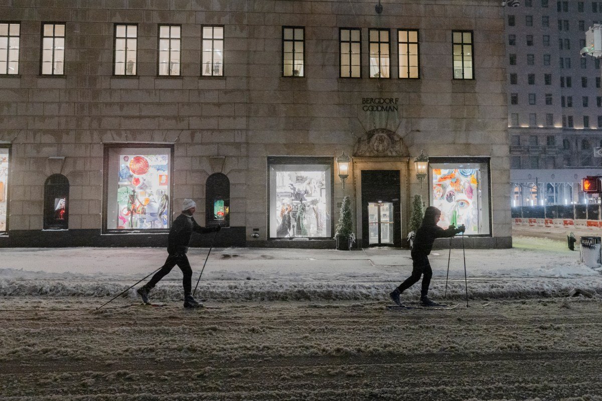 हिवाळी वादळ न्यूयॉर्क प्रवास बंदी अंतर्गत 24 इंच बर्फ आणते