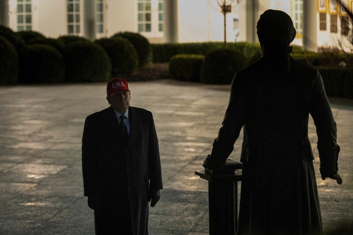 ट्रम्प यांनी व्हाईट हाऊसच्या रोज गार्डनमध्ये एका ‘अतुलनीय पुतळ्याचे’ अनावरण केले