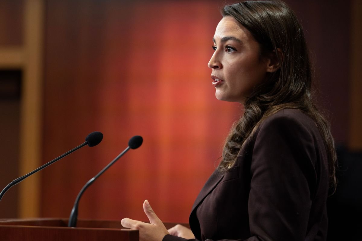 AOC ने थेट डेव्हिड एक्सेलरॉड द्वारे 2028 बद्दल विचारले