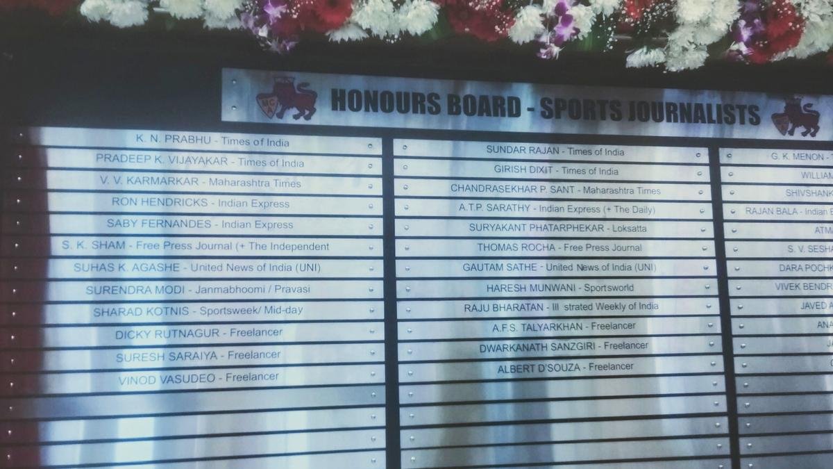 वानखेडे स्टेडियमवर क्रीडा पत्रकार सन्मान मंडळाचे अनावरण करण्यात आले
