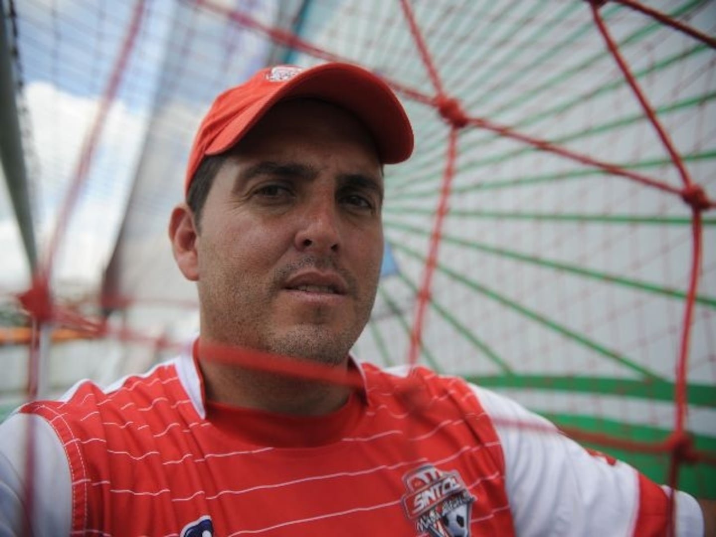 साधने आणि पेंटिंग रूमशिवाय: सँटोस गायब झाल्यापासून पाब्लो कॅमाचो त्याच्या कुटुंबाला आधार देण्यासाठी संघर्ष करत आहे