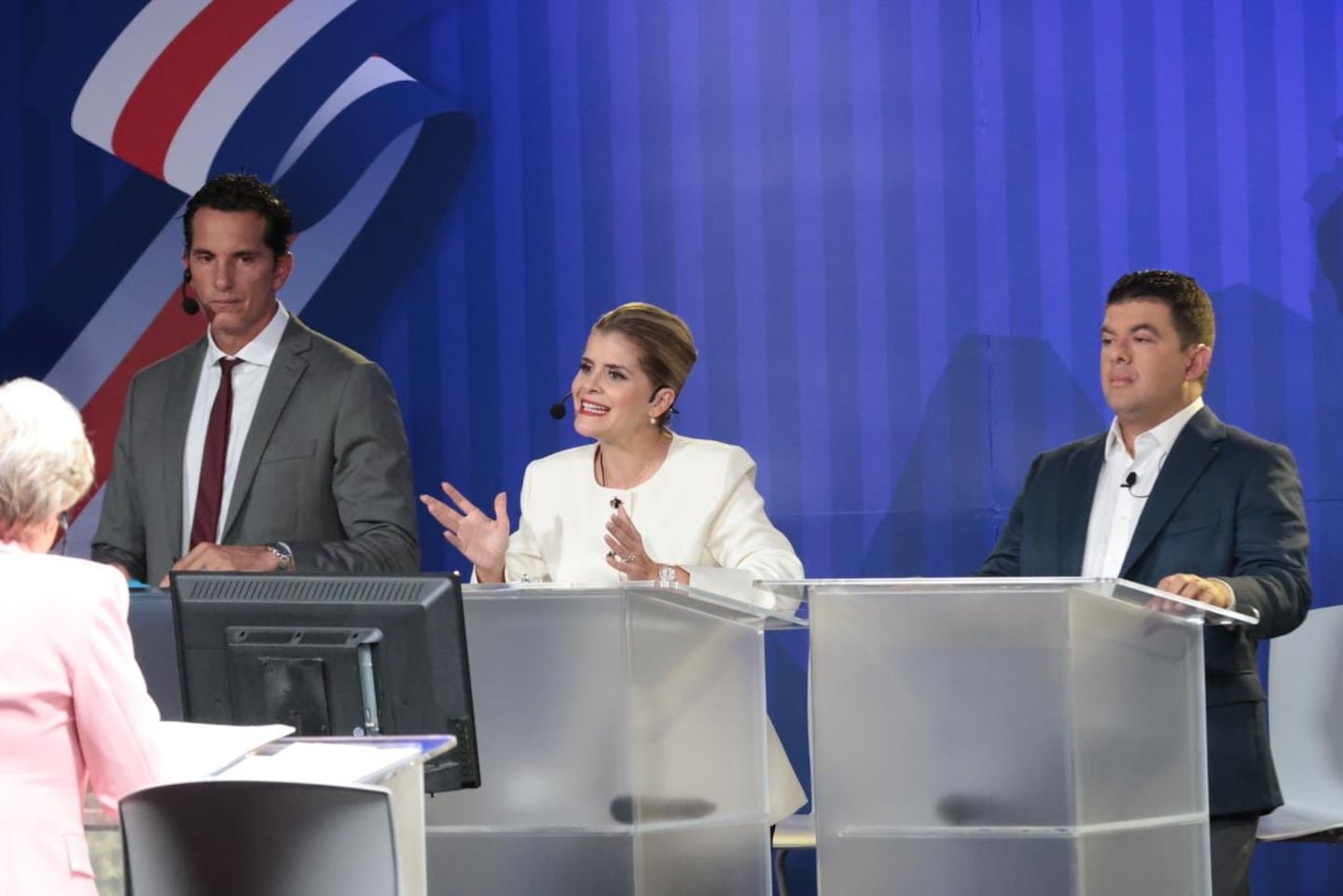 एव्हलिन फॅचलर चिडली आणि त्यांनी या लोकांना कोलंबिया आणि यू लॅटिना वादातून काढून टाकण्याचे आदेश दिले