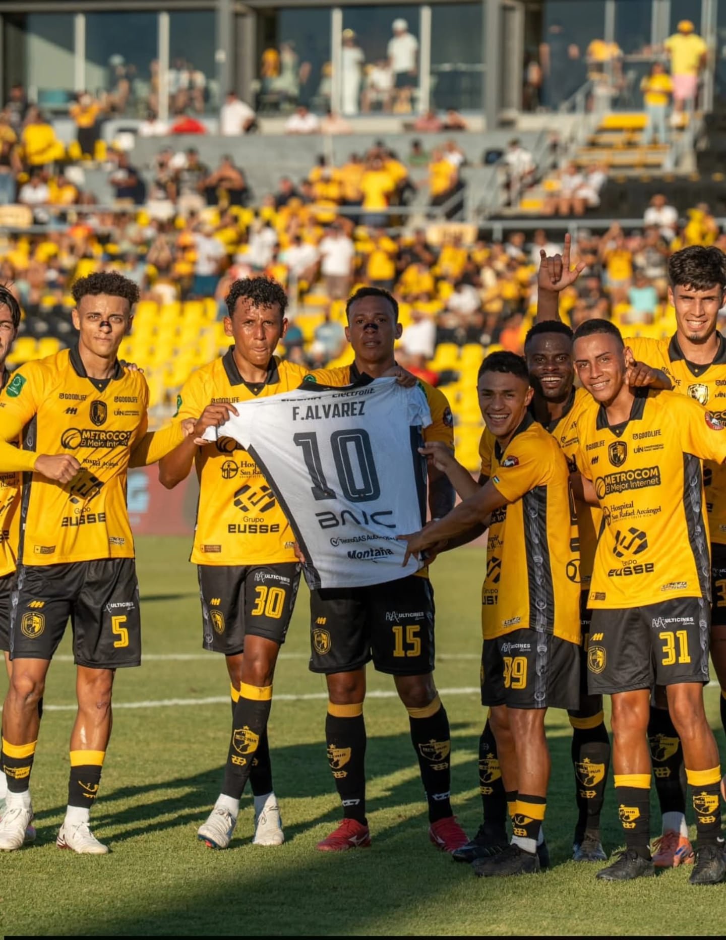 लायबेरियाच्या खेळाडूंनी फ्रेडी अल्वारेझसोबत हलणारे हावभाव केले