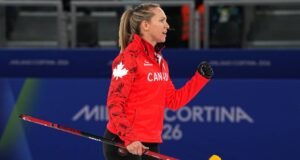 ऑलिम्पिक कर्लिंग टेकवेज: होमनची विजयी मालिका करा किंवा मरो खेळ सेट करते.